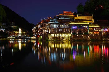 長沙出發(fā)到張家界天門山、玻璃棧道、鳳凰古城、鳳凰夜景往返二日游